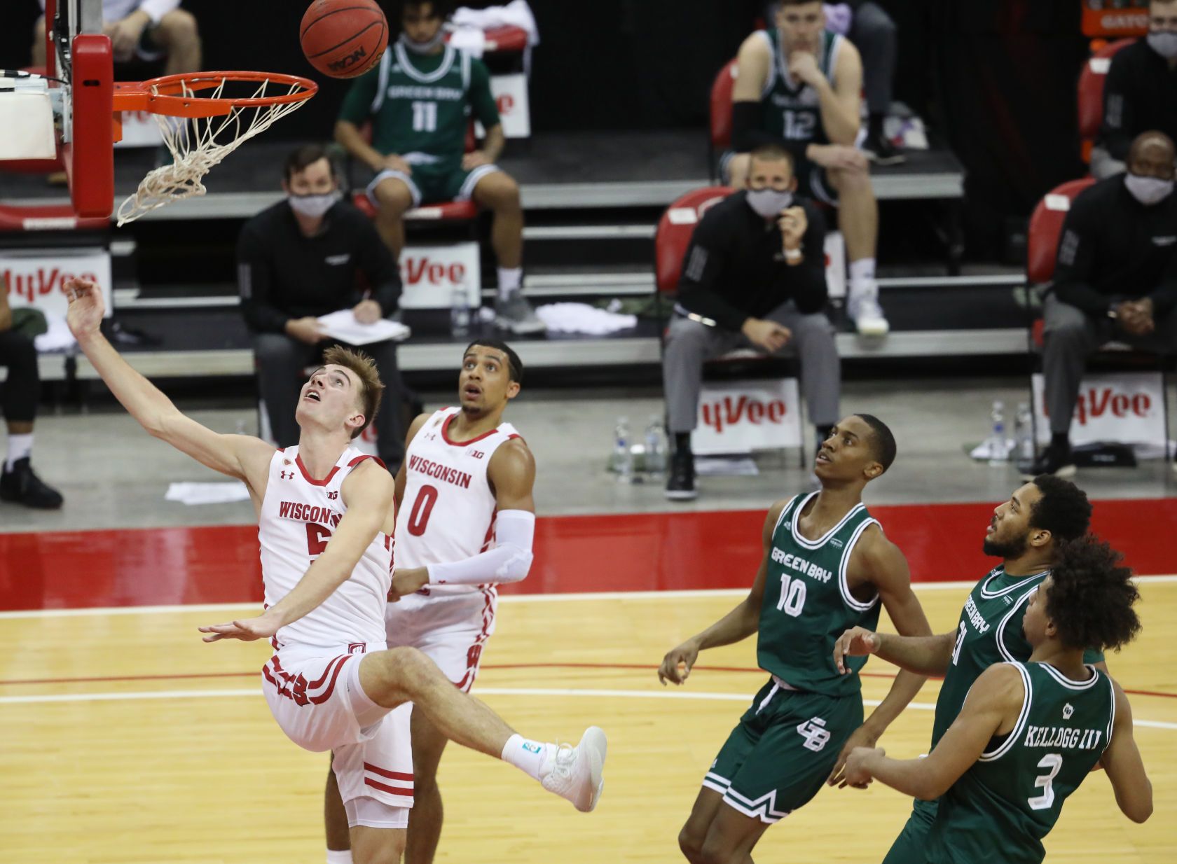Badgers 82, Phoenix 42